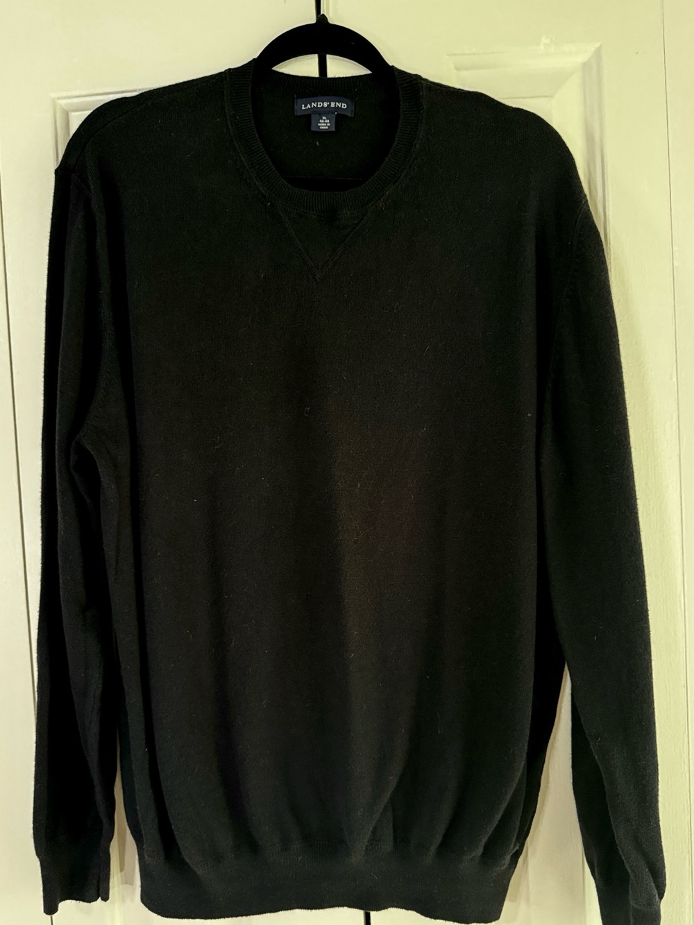 Men’s Lands’ End black crewneck sweater